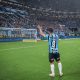 Suárez sendo homenageado pela torcida do Grêmio - (Foto: Lucas Uebel/Grêmio)