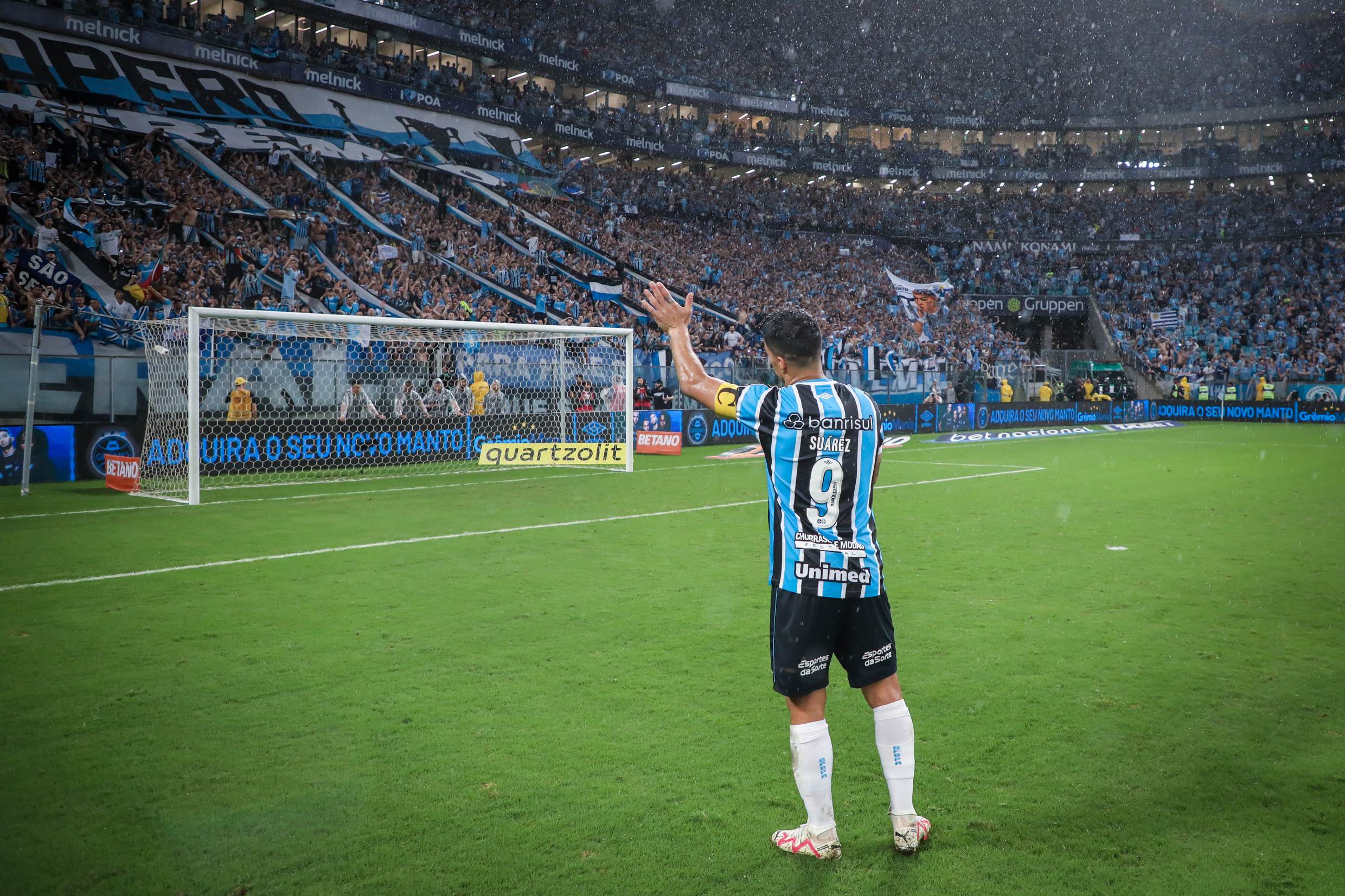 Suárez sendo homenageado pela torcida do Grêmio - (Foto: Lucas Uebel/Grêmio)