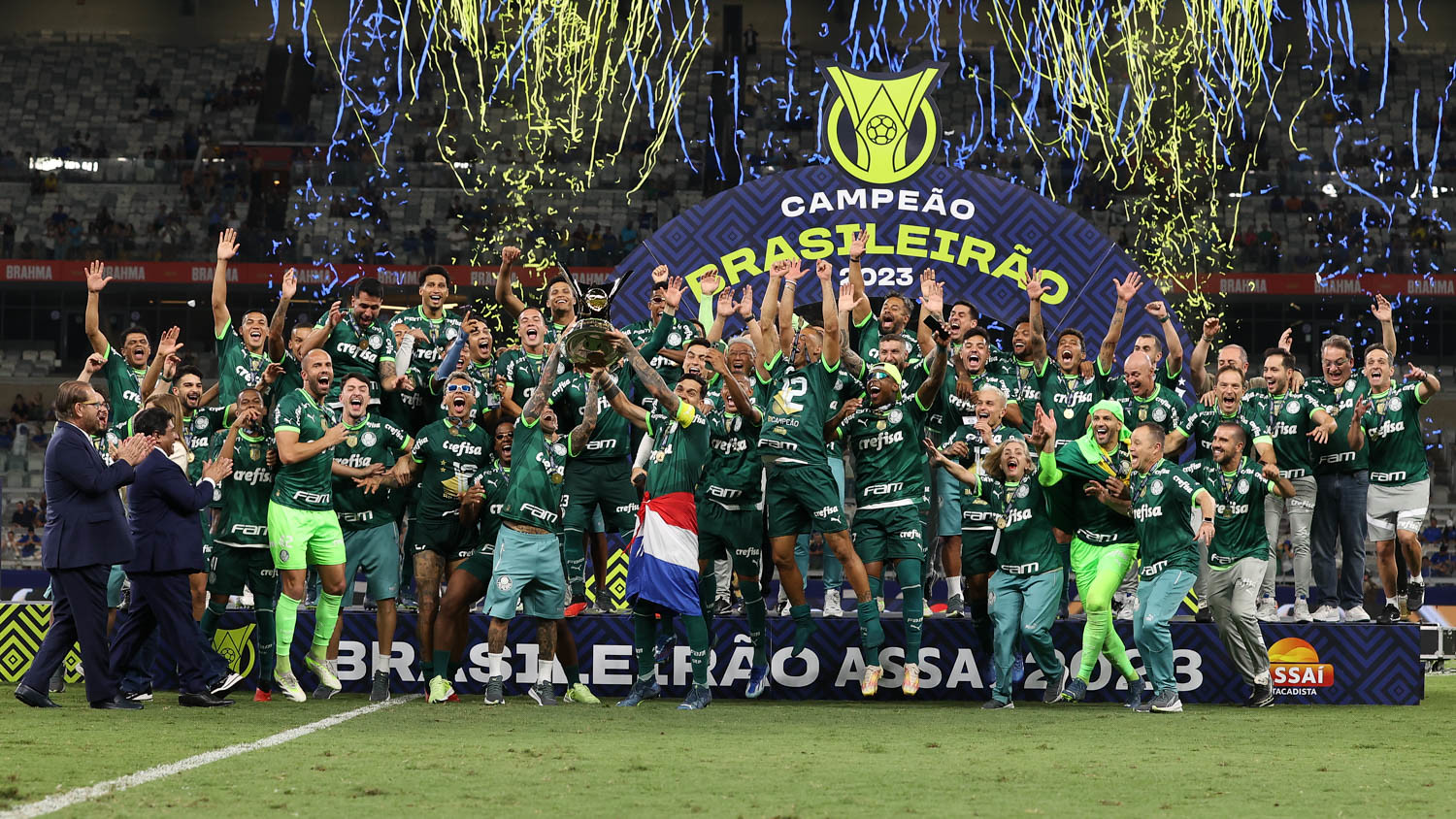 O momento em que o elenco do Verdão levanta a taça de campeão. (Foto: Cesar Greco/Palmeiras).
