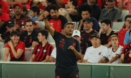 Wesley Carvalho no comando do Athletico - (Foto: José Tramontin/Athletico)
