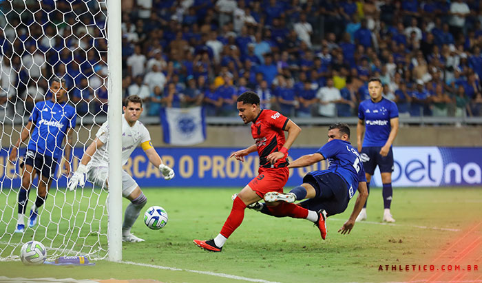 Vitor Roque no jogo entre Athletico e Cruzeiro - (Foto: Gustavo Oliveira/Athletico)