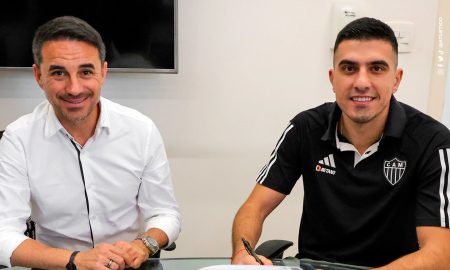 Volante Rodrigo Battaglia renovando o contrato com o Atlético-MG - (Foto: Divulgação/Atlético-MG)