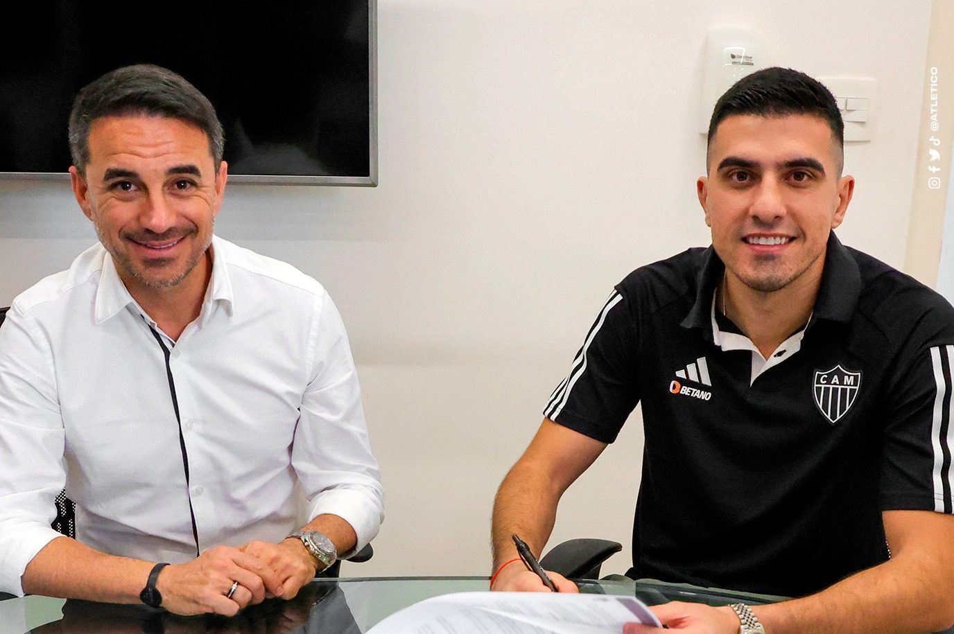 Volante Rodrigo Battaglia renovando o contrato com o Atlético-MG - (Foto: Divulgação/Atlético-MG)