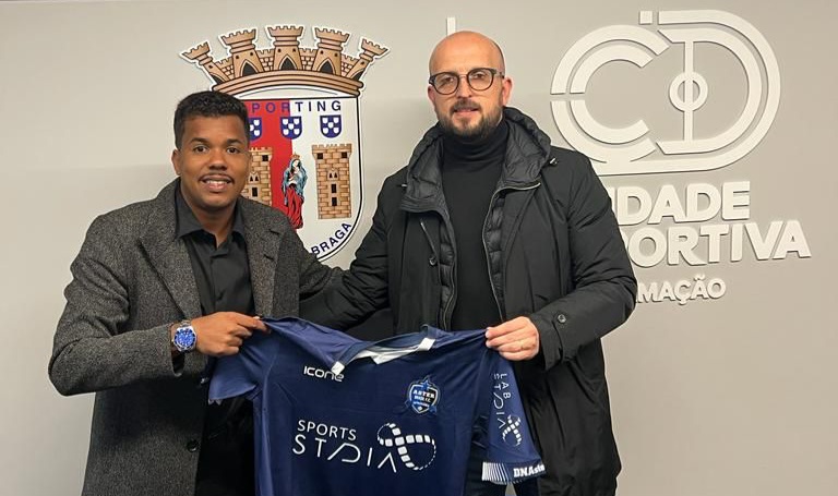 Kayo Moreno (esquerda) com o headscout do Braga, de Portugal (Foto: Divulgação)