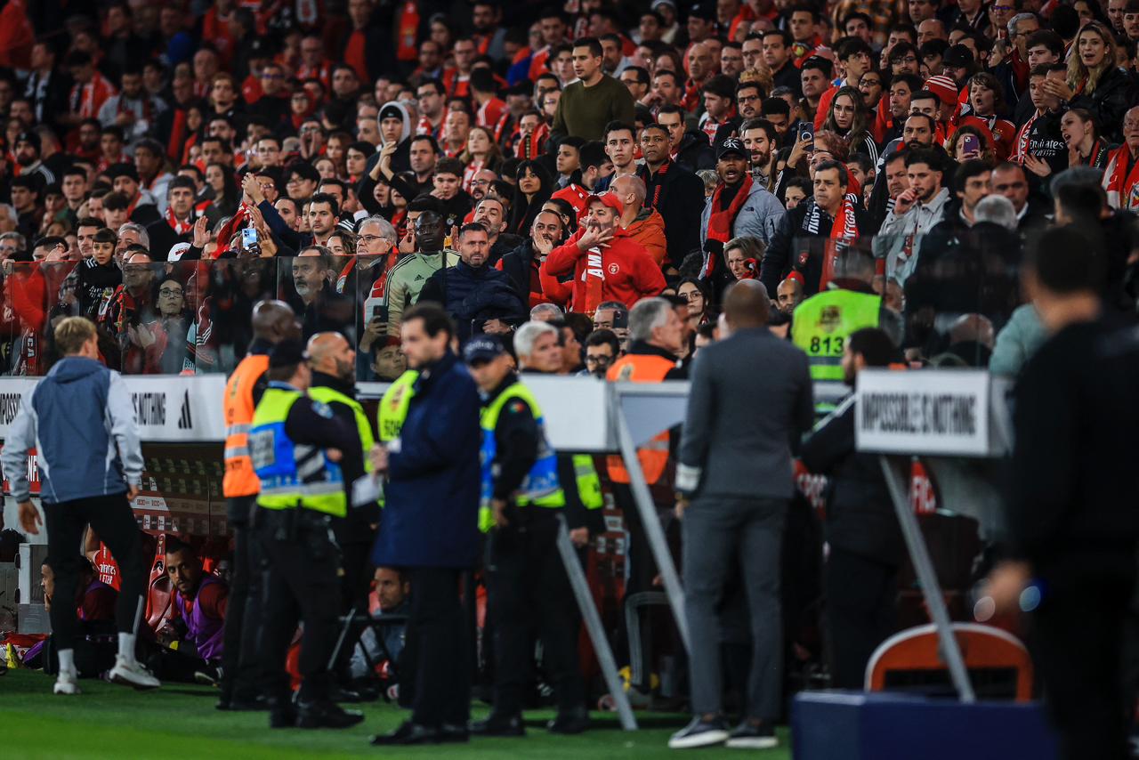 Torcida do Benfica no Estádio da Luz. (Photo by PATRICIA DE MELO MOREIRA/AFP via Getty Images).
