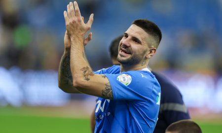 Mitrovic celebra o gol (Foto: Yasser Bakhsh/Getty Images)