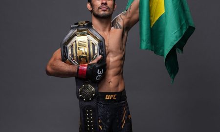 Alexandre Pantoja com o cinturão dos moscas do UFC (Foto: Divulgação/Instagram Oficial UFC)