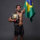 Alexandre Pantoja com o cinturão dos moscas do UFC (Foto: Divulgação/Instagram Oficial UFC)