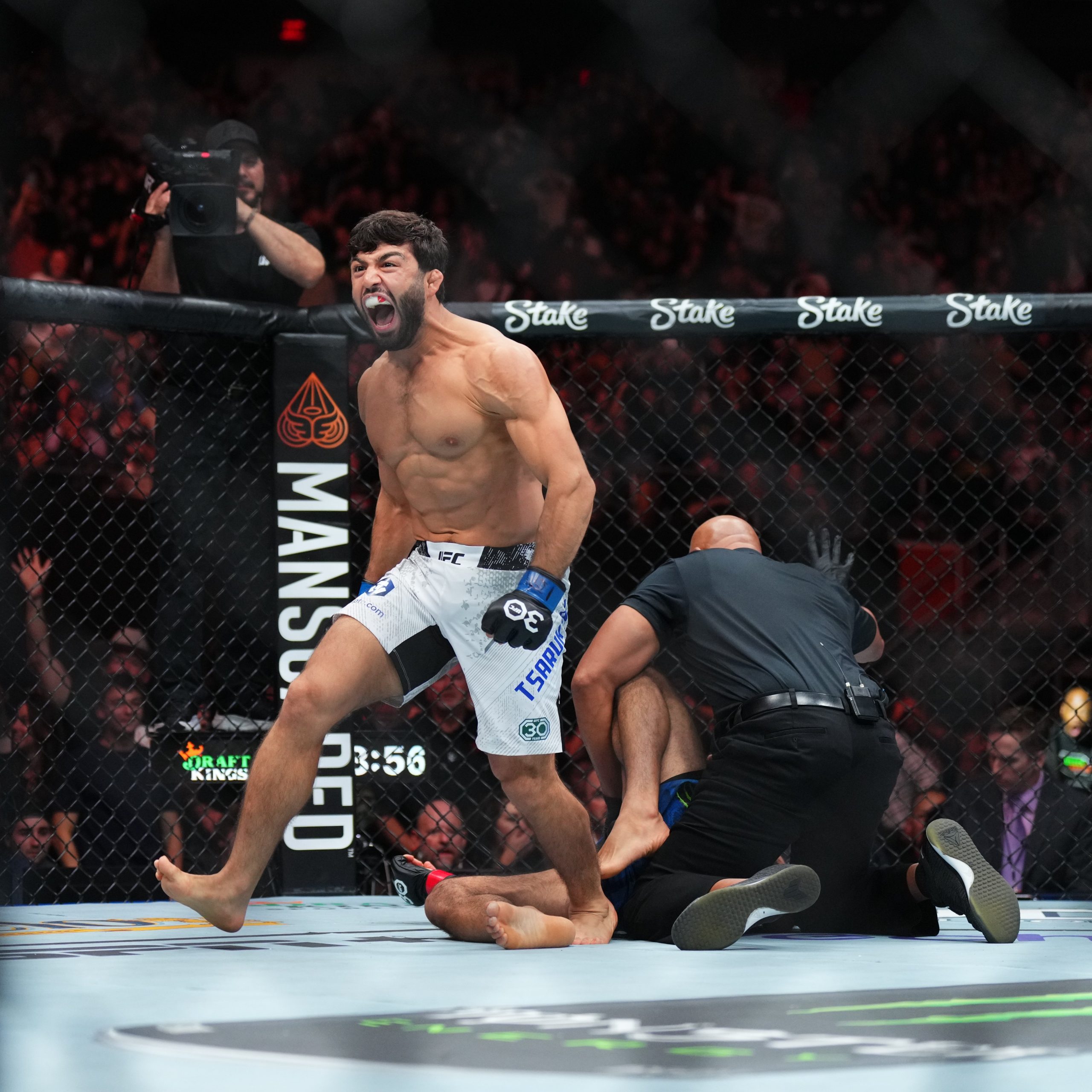 Arman Tsarukyan nocauteia Beneil Dariush no UFC Austin (Foto: Divulgação/Twitter Oficial UFC)