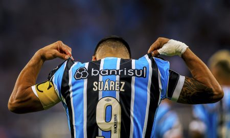 Suárez se despede da Arena - Photo by SILVIO AVILA/AFP via Getty Images