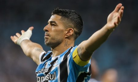 Suárez em despedida do Grêmio ao lado da torcida - (Foto: Pedro H. Tesch/Getty Images)
