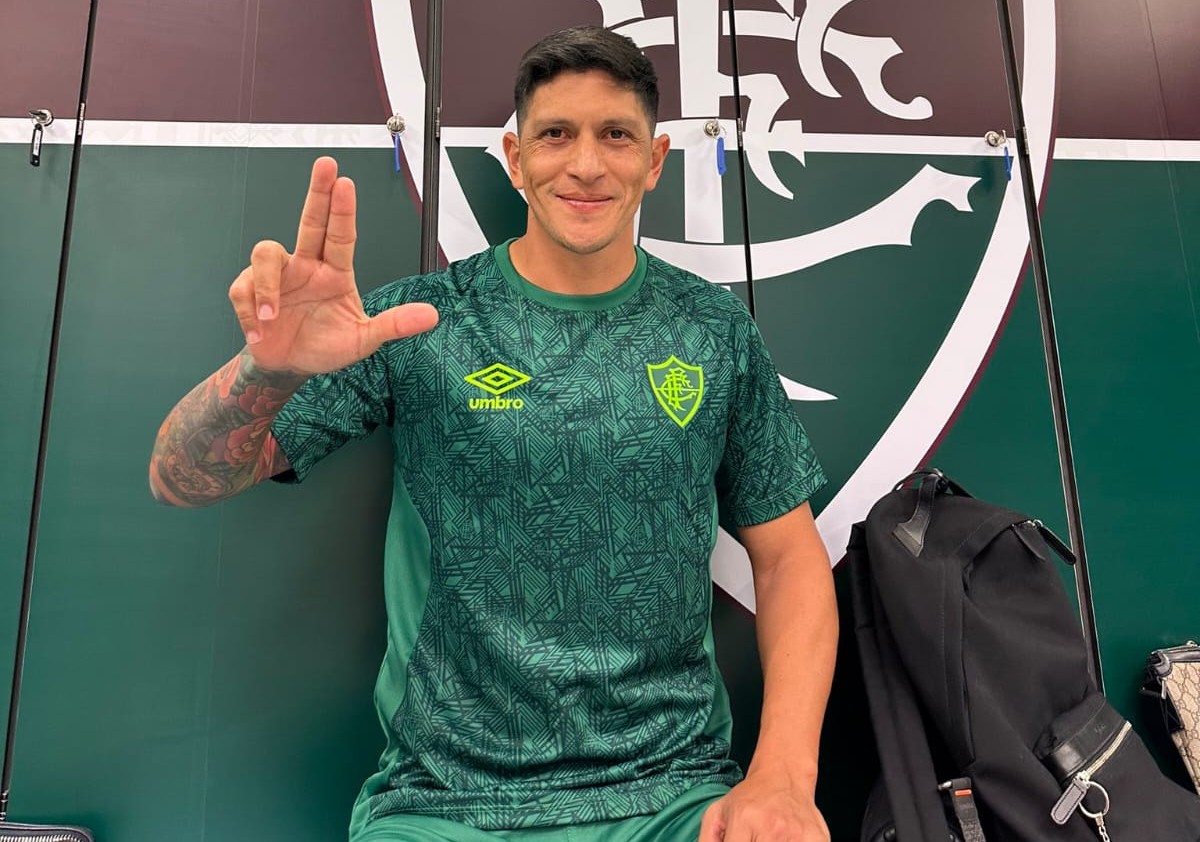Cano veste a nova camisa de treino do Fluminense (Foto: Reprodução)