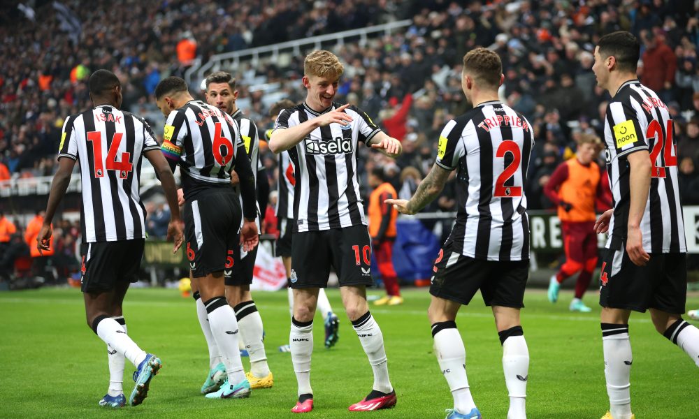 Newcastle vai à final da Copa da Liga Inglesa e volta a disputar título  após 24 anos