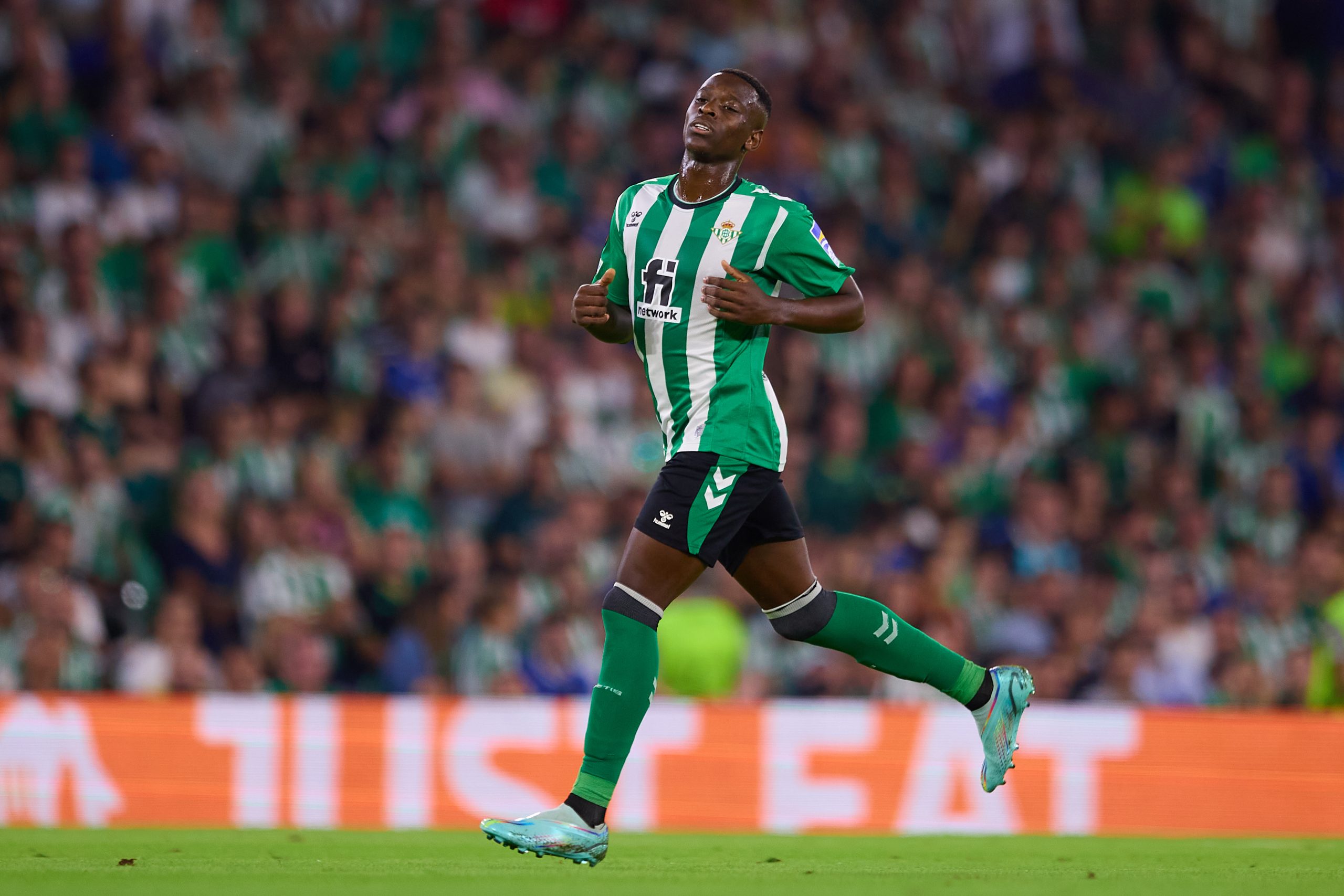 Luiz Henrique em ação sobre o Betis, da Espanha (Foto: Fran Santiago/Getty Images)