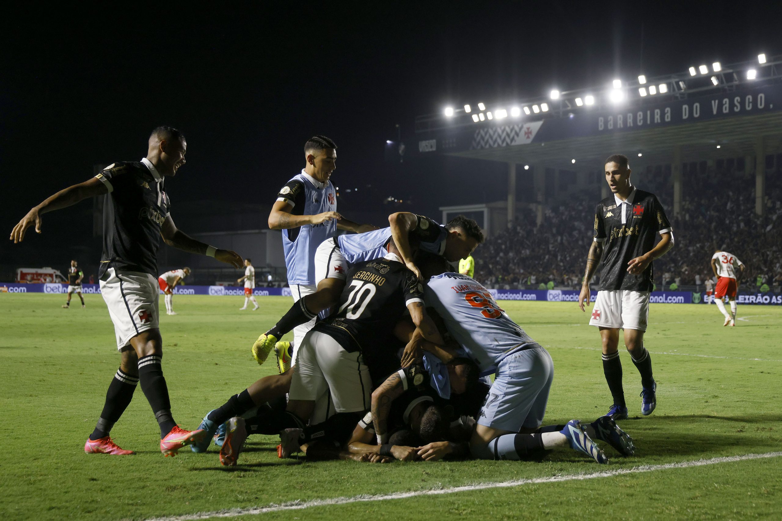 Vasco fica na Série A do Brasileirão (Foto: Wagner Meier/Getty Images)