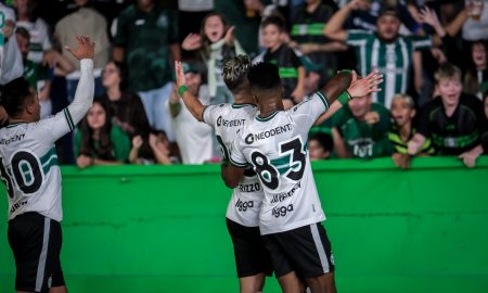 Jogadores do Coritiba comemorando gol (Foto: Gabriel Thá/Coritiba)