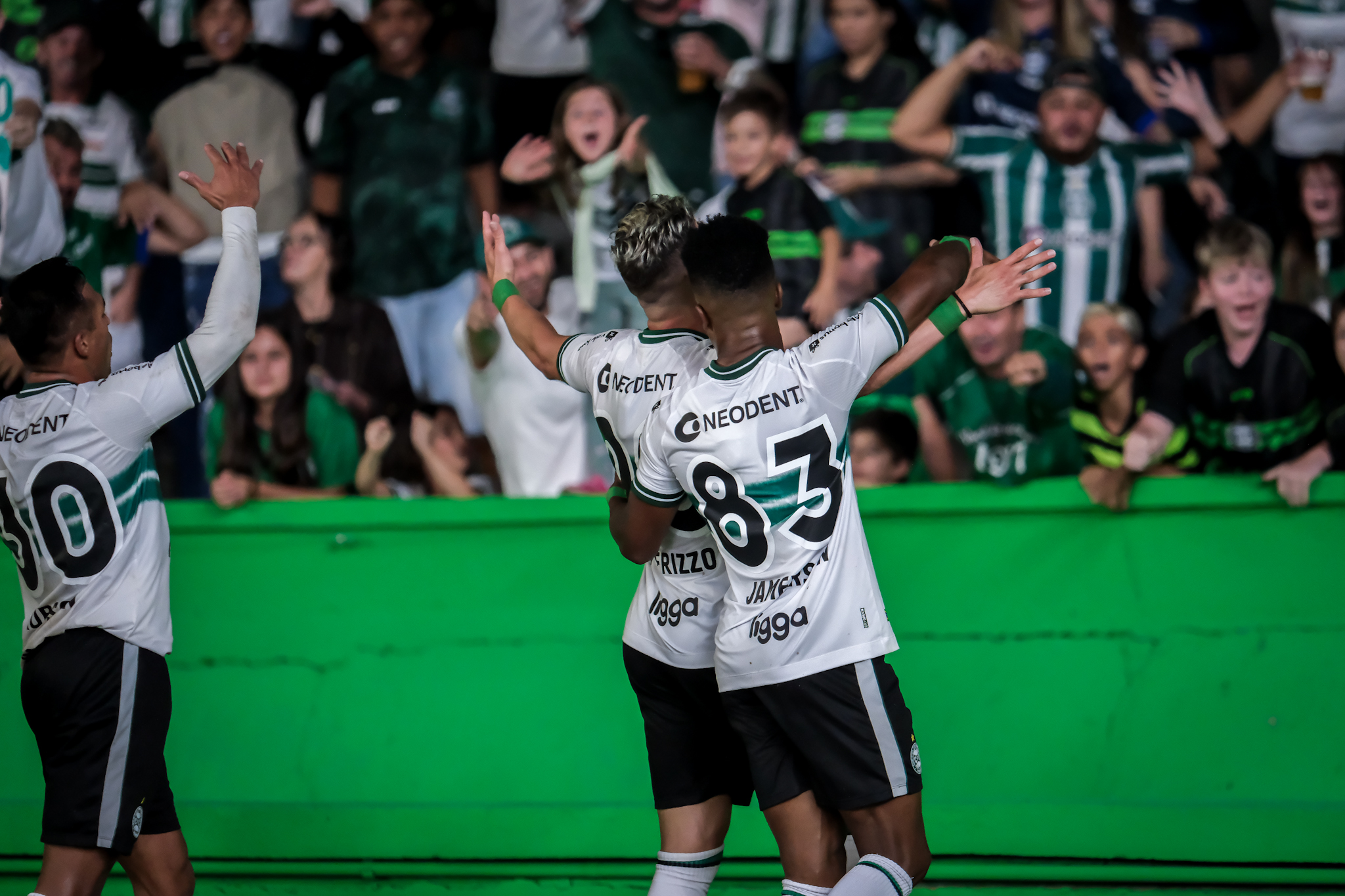 Jogadores do Coritiba comemorando gol (Foto: Gabriel Thá/Coritiba)