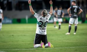 Matheus Frizzo comemorando gol (Foto: Gabriel Thá/Coritiba)