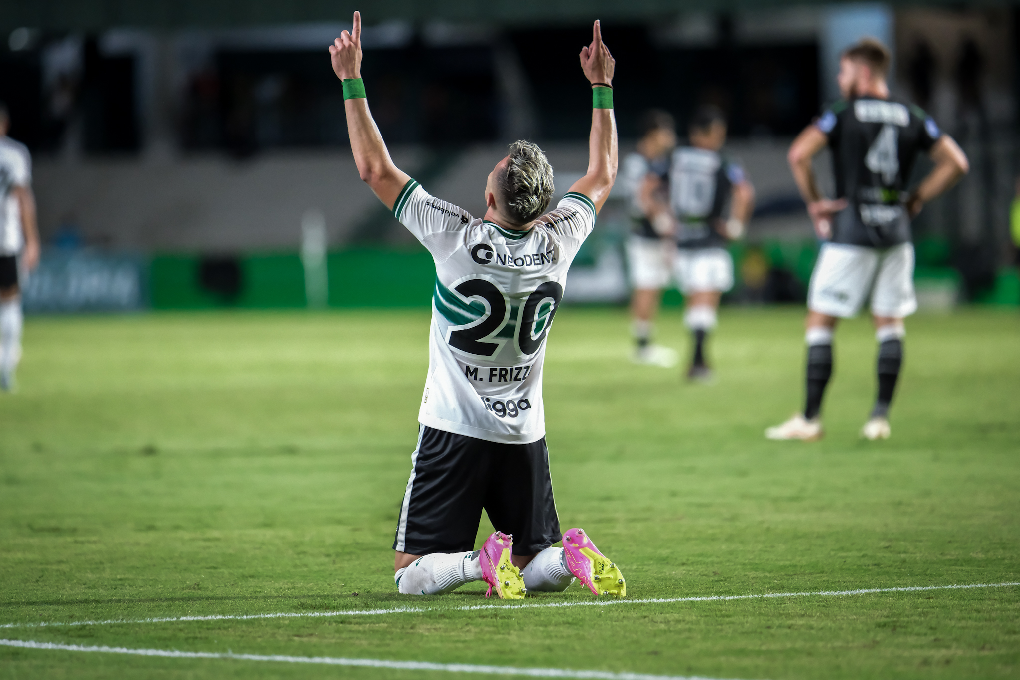 Matheus Frizzo comemorando gol (Foto: Gabriel Thá/Coritiba)