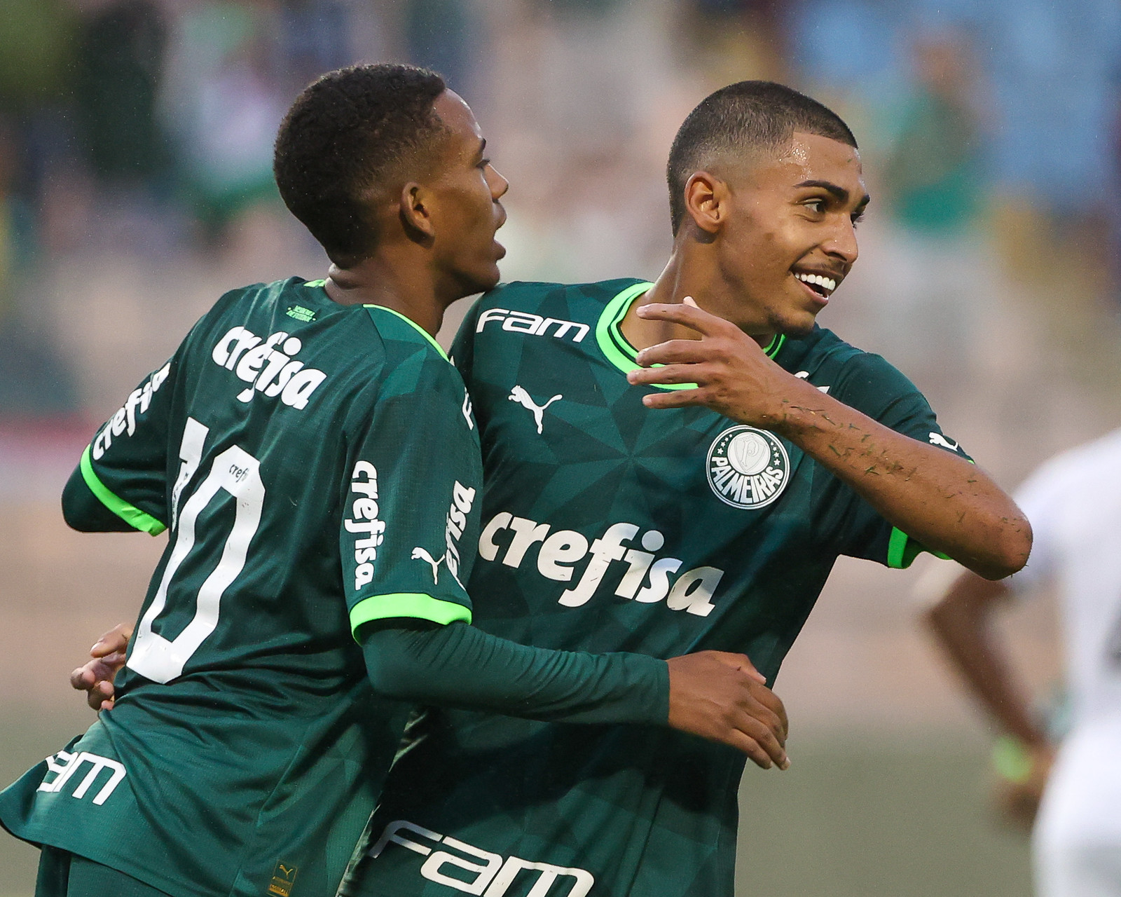 Estevão e Luighi comemorando o terceiro gol Alviverde diante do Sport (foto: Fábio Menotti/Palmeiras).