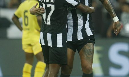 Jeffinho e Tiquinho Soares comemorando o gol o Botafogo diante do Madureira