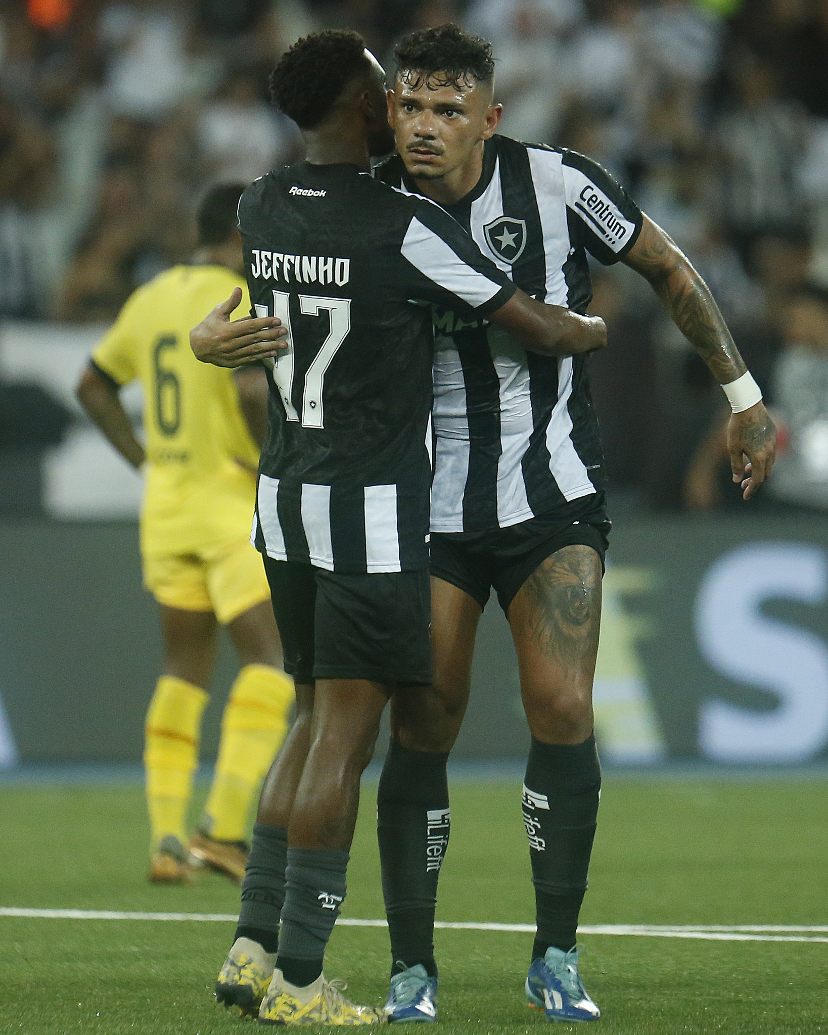 Jeffinho e Tiquinho Soares comemorando o gol o Botafogo diante do Madureira