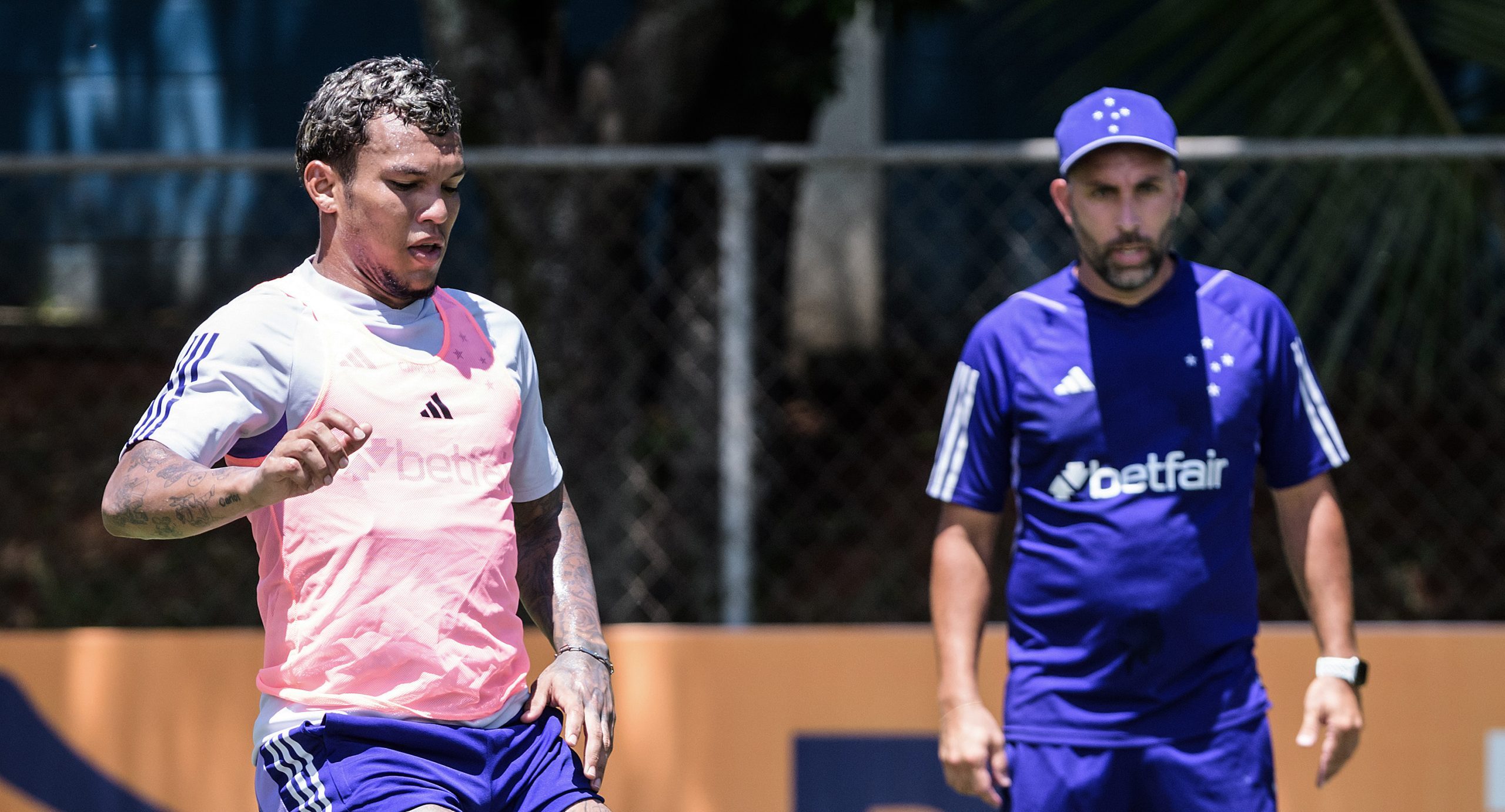 Gabriel Verón em treino na Toca da Raposa 2. (Foto: Gustavo Aleixo/Cruzeiro)