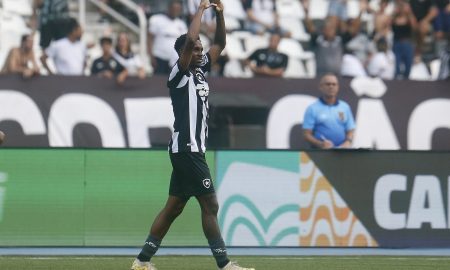 Jeffinho comemorando seu gol