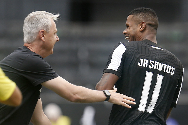 Júnior Santos comemora com Tiago Nunes (Foto: Vitor Silva/Botafogo)