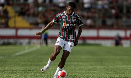 Lelê domina a bola em jogo contra a Portuguesa-RJ, válido pelo Cariocão. (Foto: Lucas Merçon/FFC