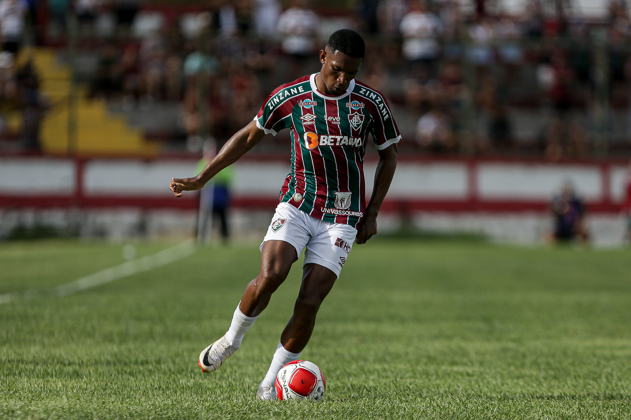 Lelê domina a bola em jogo contra a Portuguesa-RJ, válido pelo Cariocão. (Foto: Lucas Merçon/FFC