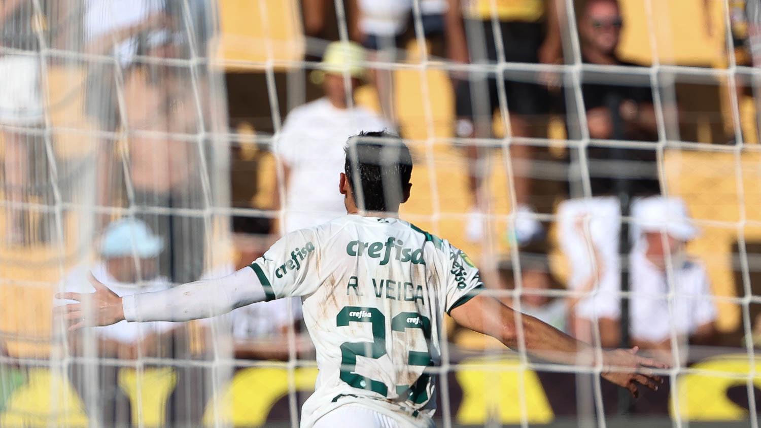 Raphael Veiga durante comemoração de seu gol diante do Novorizontino. (FOTO: CESAR GRECO/PALMEIRAS).