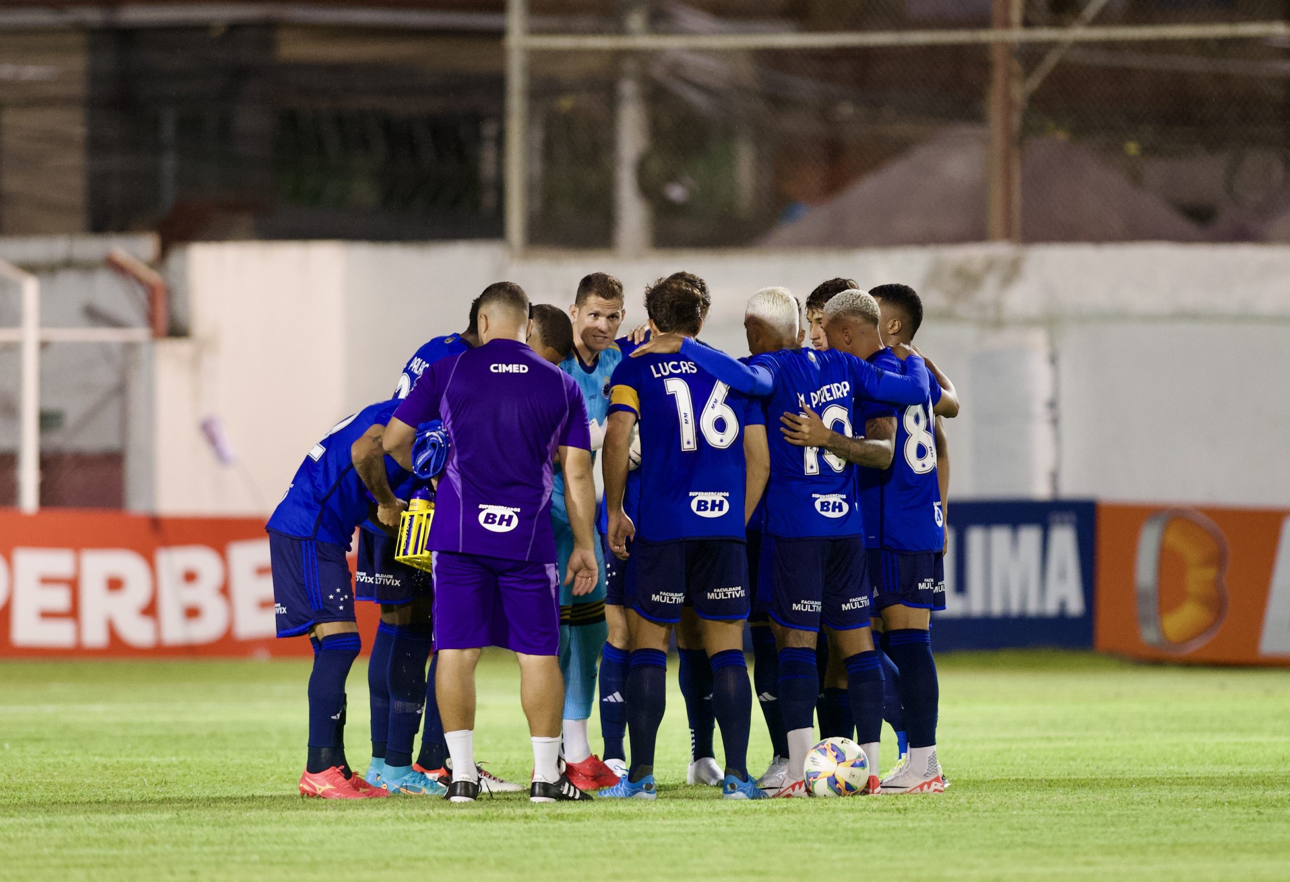 Time do Cruzeiro reunido em campo contra o Vila Nova (Foto: Staff Images / Cruzeiro)