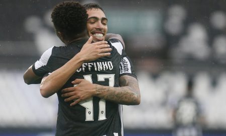 Jeffinho e Hugo comemorando o segundo gol do Botafogo. (Foto: Vitor Silva/Botafogo)