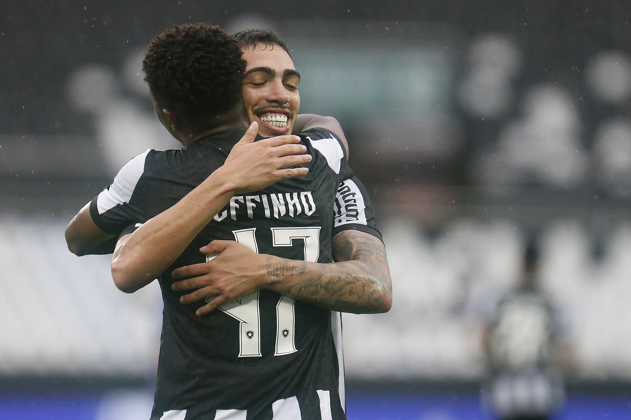 Jeffinho e Hugo comemorando o segundo gol do Botafogo. (Foto: Vitor Silva/Botafogo)