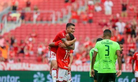Wanderson e Aránguiz comemoram na vitória do Inter - (Foto: Ricardo Duarte/Internacional)