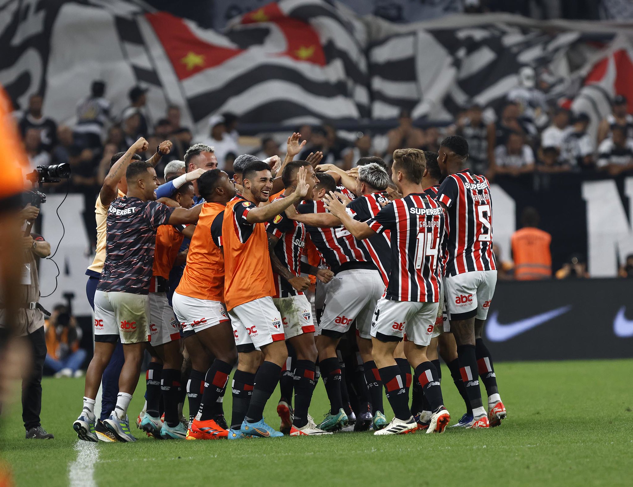 O São Paulo venceu o Corinthians por 2 a 1 na Neo Química Arena e quebrou o tabu de nunca ter vencido na casa do rival. (Rubens Chiri/Saopaulofc)
