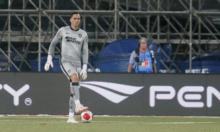 Gatito Fernández em ação pelo Botafogo diante da Portuguesa (Foto: Vitor Silva/Botafogo)