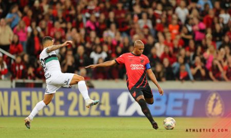 Fernandinho em ação na Ligga Arena pelo Paranaense - (Foto: José Tramontin/Athletico)