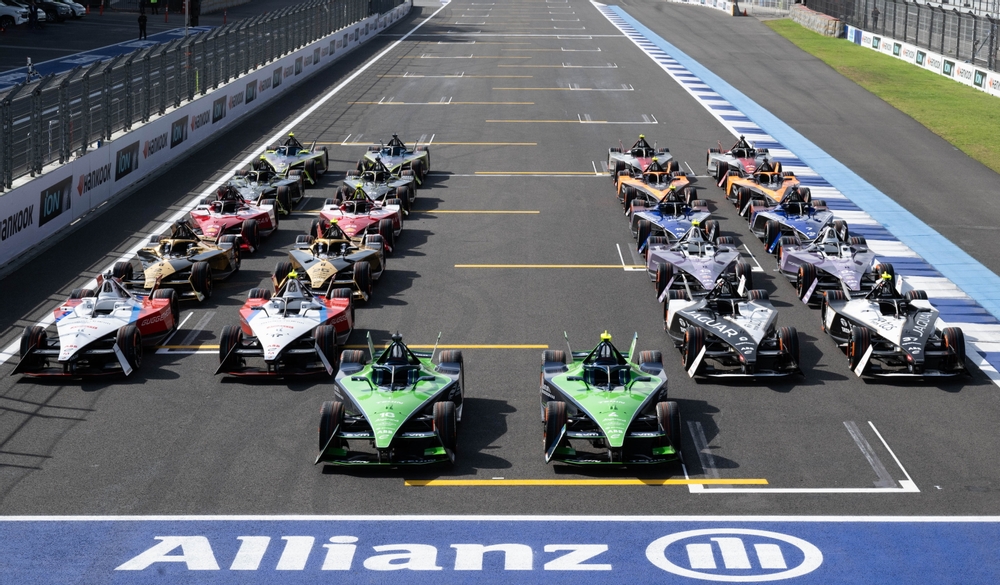 carros da Fórmula E alinhados no grid