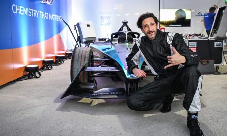 Adrien Brock posa ao lado de um GEN3 da Fórmula E