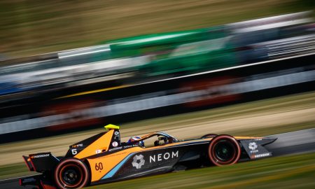 Jake Hughes acelerando em seu NEOM McLaren