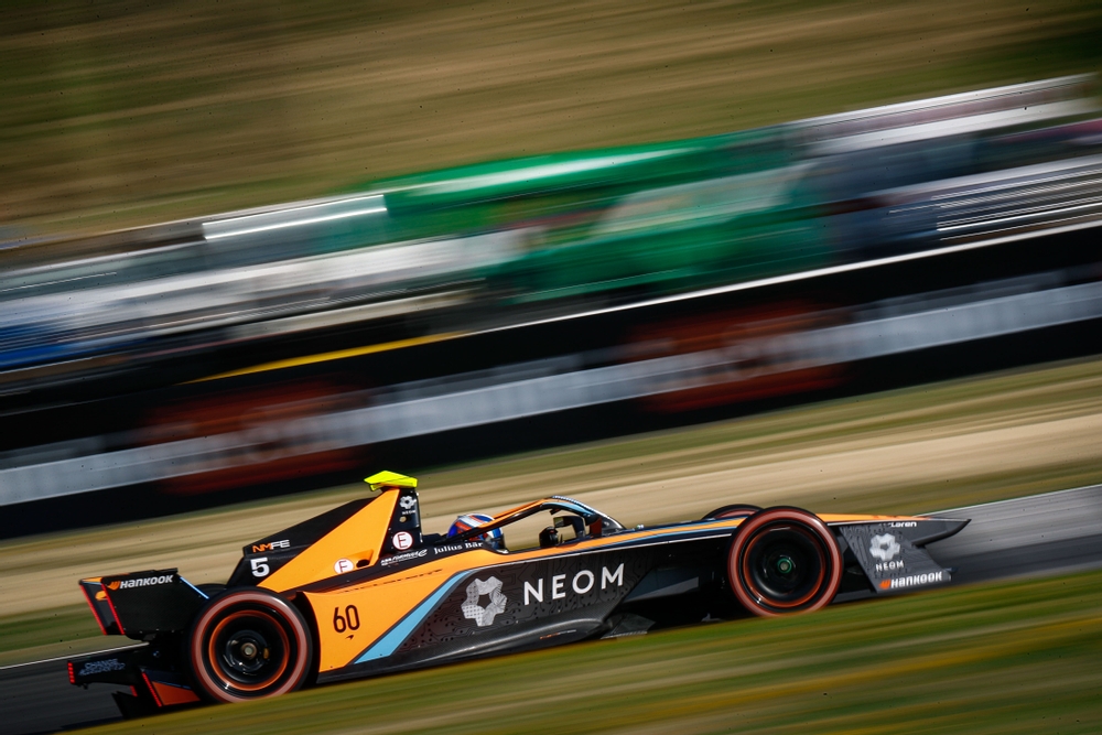 Jake Hughes acelerando em seu NEOM McLaren