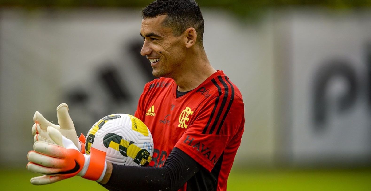 Santos assina com o Fortaleza depois de rescindir contrato com o Flamengo. (Foto: Marcelo Cortês/Flamengo)