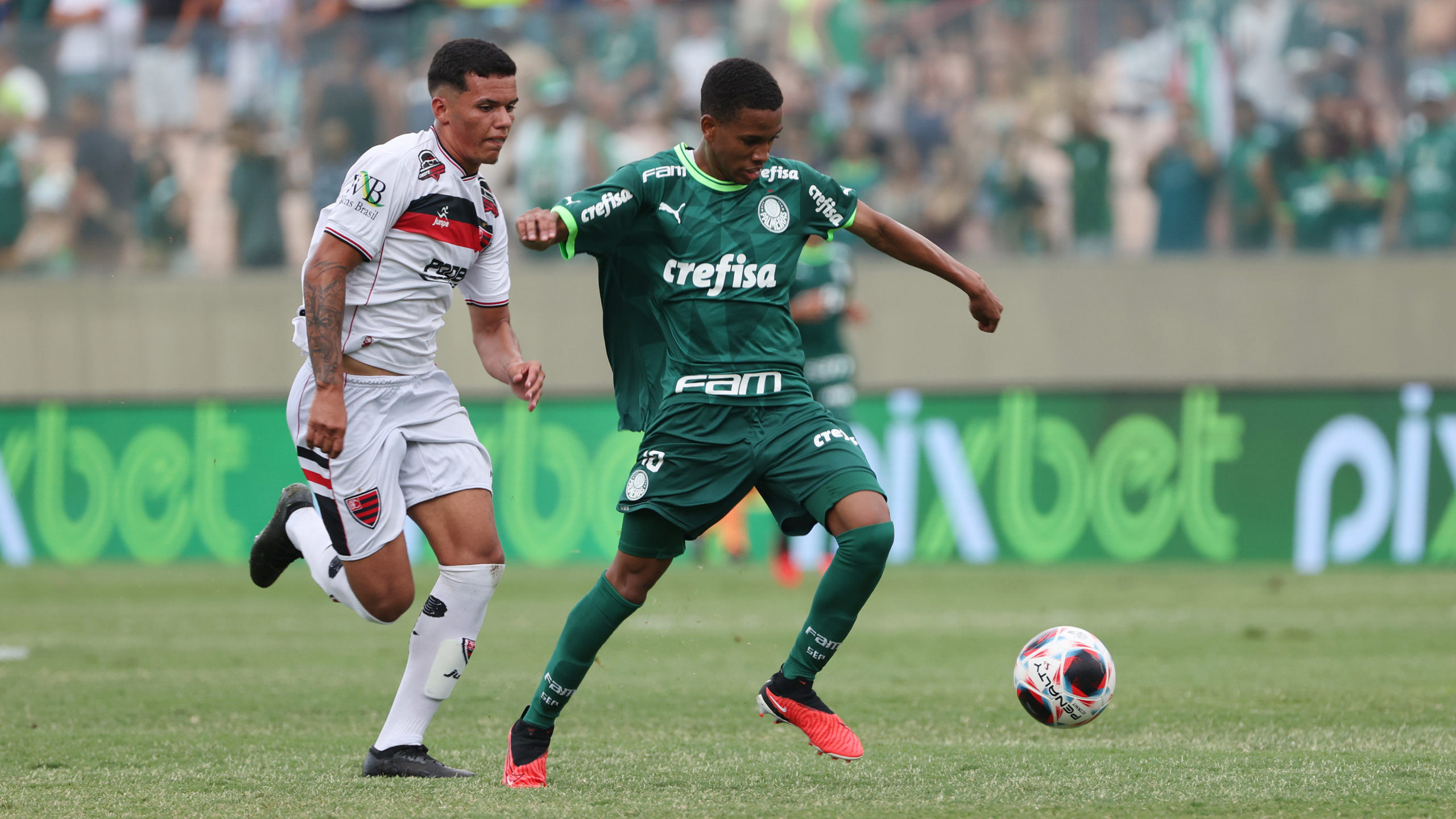 Estevão em disputa de bola diante do Oeste. (Foto: Fábio Menotti/Palmeiras).