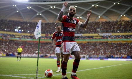 Tite testa novas funções em estreia do Flamengo no Carioca Foto: Marcelo Cortes