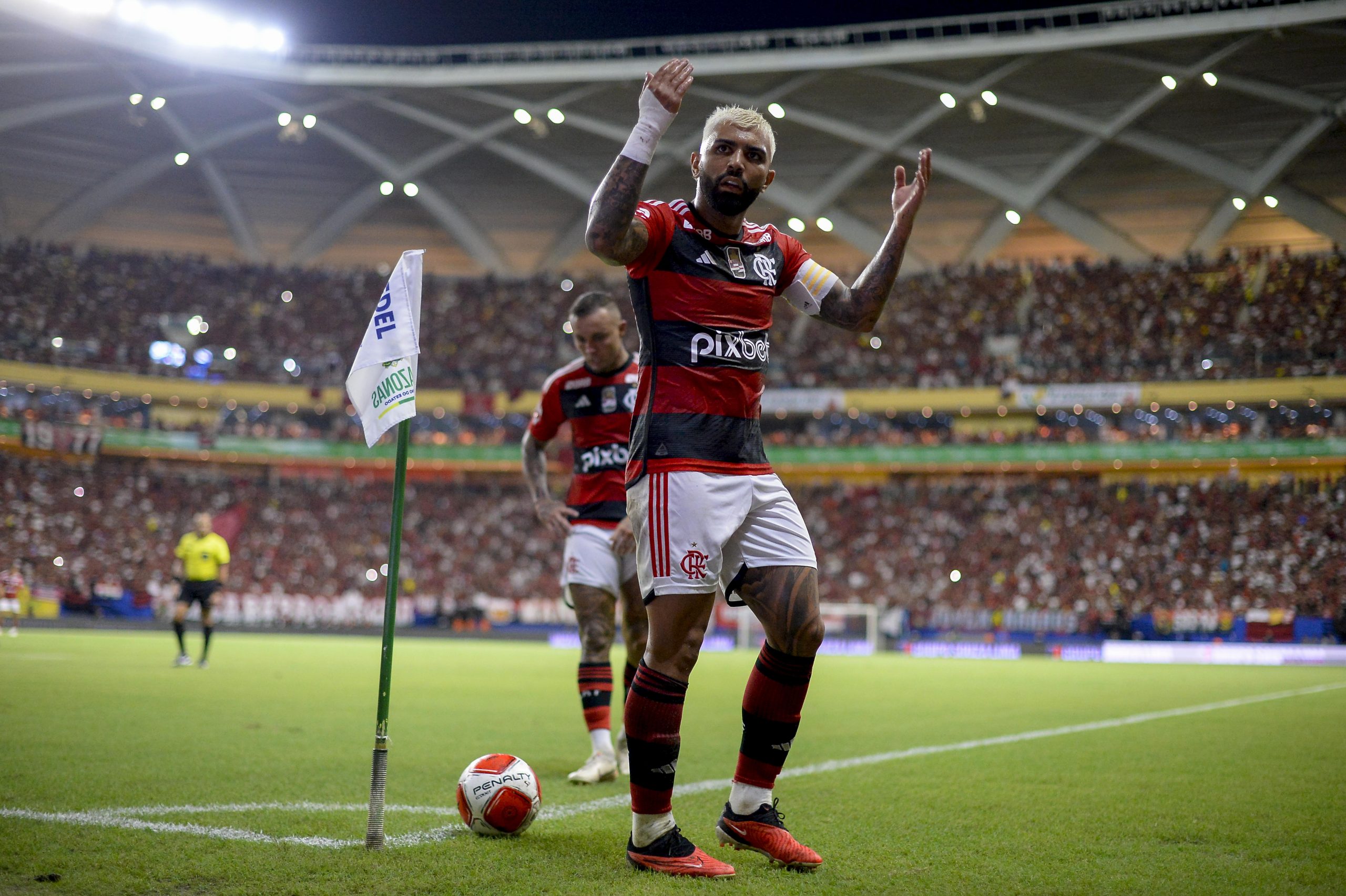 Tite testa novas funções em estreia do Flamengo no Carioca Foto: Marcelo Cortes