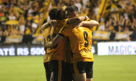 Jogadores do Criciúma comemorando gol (Foto: Celso da Luz)