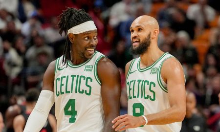 Jrue Holiday e Derrick White na vitória dos Celtics sobre o Heat (Foto: Redes Sociais/Boston Celtics)