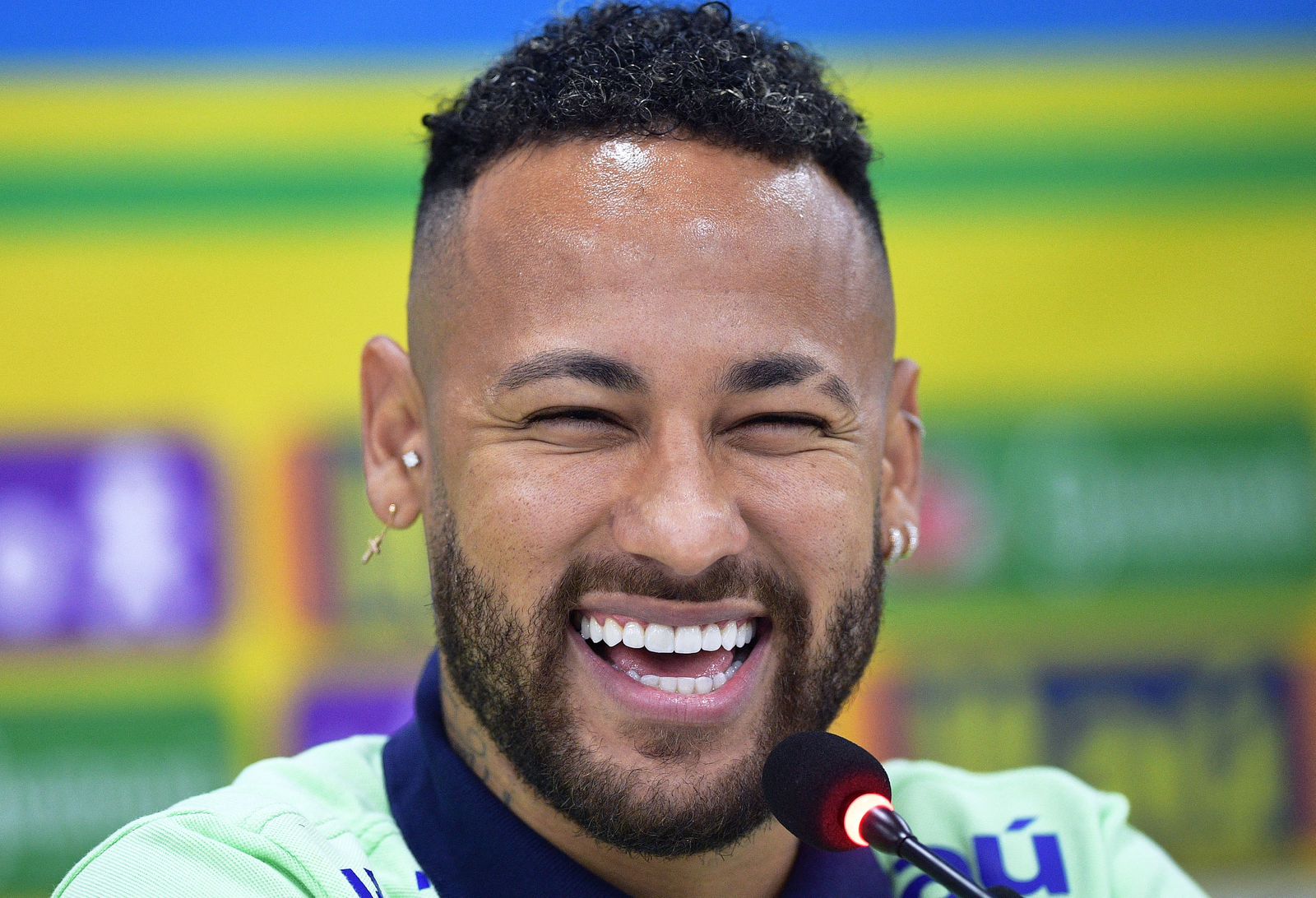 MC Poze brinca com Neymar (Photo by CARL DE SOUZA/AFP via Getty Images)